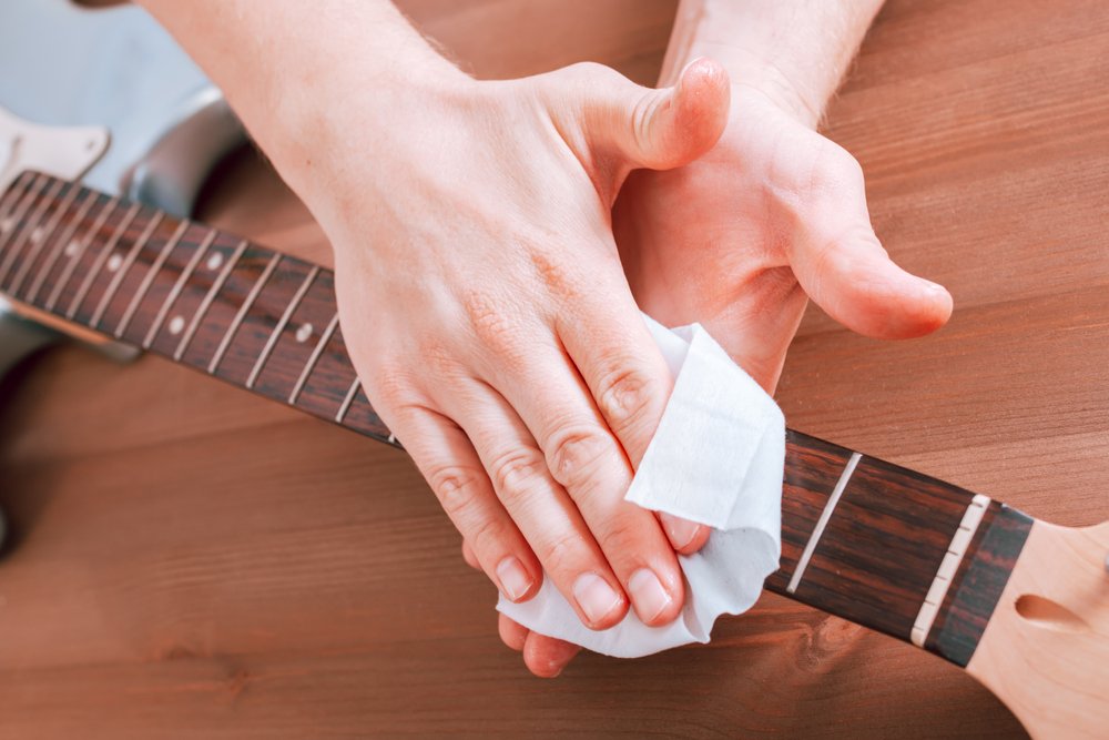 Clean a Guitar the Right Way – No Damage, All Shine!
