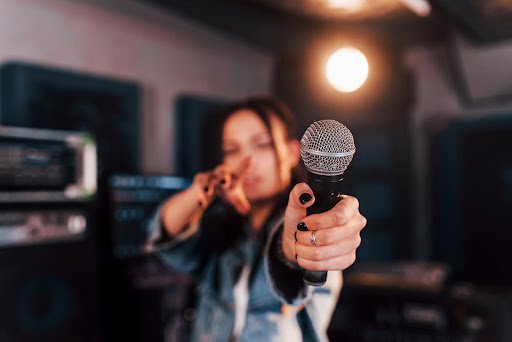 How To Sing Into A Microphone Like A Pro: The Technique Nobody Is Teaching You