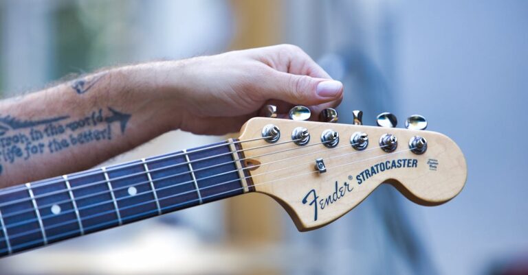Tune an Electric Guitar Like a Pro – With & Without a Tuner!