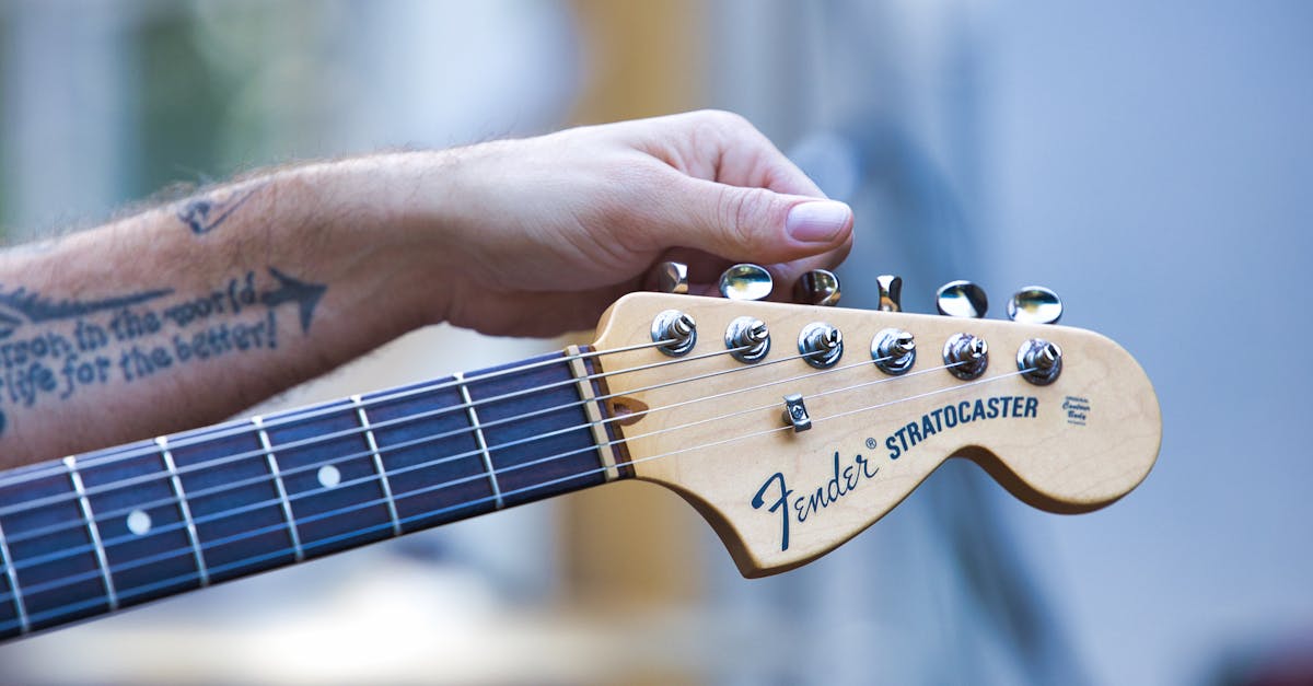 Tune an Electric Guitar Like a Pro – With & Without a Tuner!